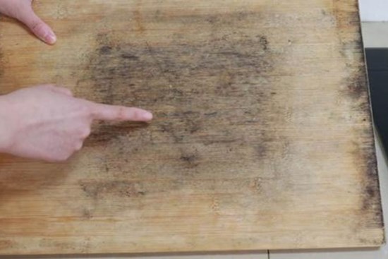 Rửa thớt bằng nước rửa bát thôi chưa đủ, thêm vài giọt này để “đánh bay” nấm mộc và mùi hôi khó chịu