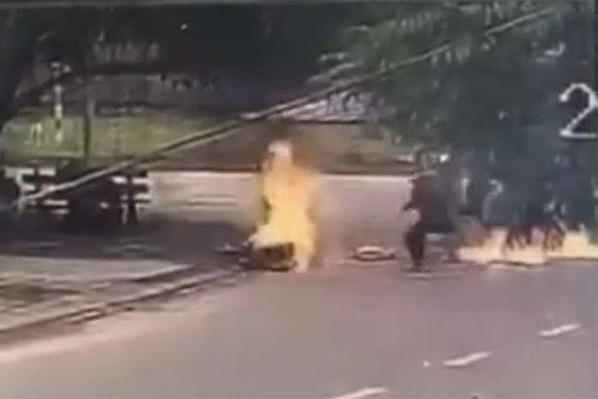 Vụ cô gái bị tưới xăng đốt giữa đường vì ghen: Người ra tay là mẹ chồng và con dâu