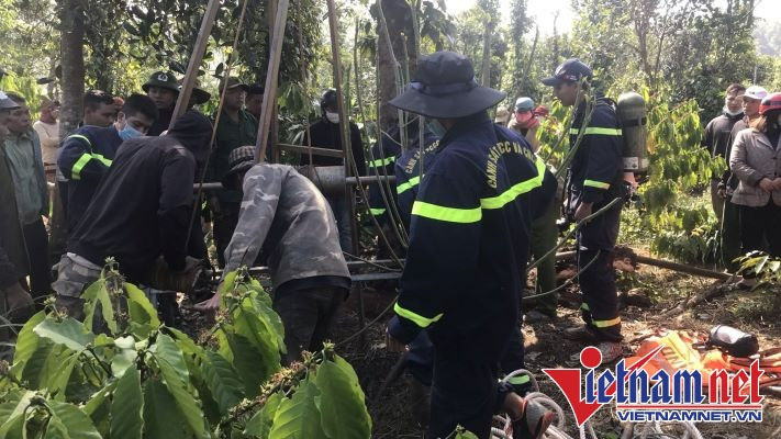 Lên rẫy với bà ngoại, cháu bé 3 tuổi rơi xuống giếng tử vong-1