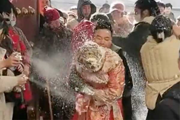 Cô dâu Trung Quốc bị nhóm đàn ông nhảy lên người trong ngày cưới-1