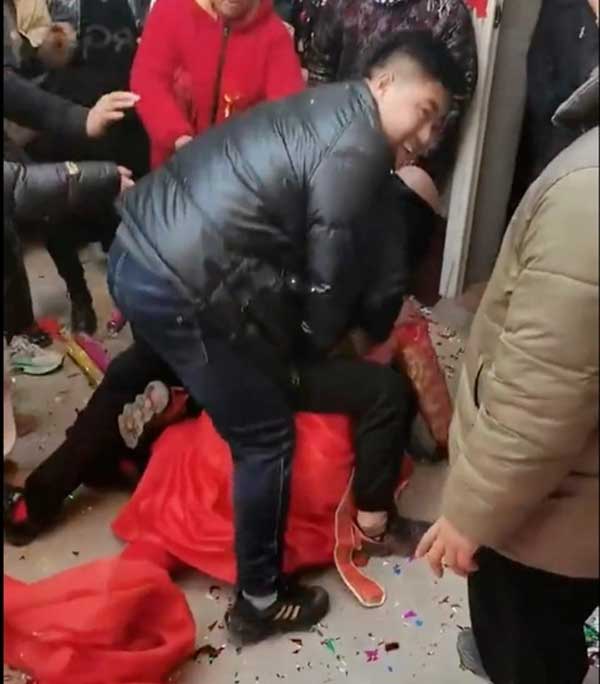 Cô dâu Trung Quốc bị nhóm đàn ông nhảy lên người trong ngày cưới-2