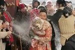 Cô dâu Trung Quốc bị nhóm đàn ông nhảy lên người trong ngày cưới