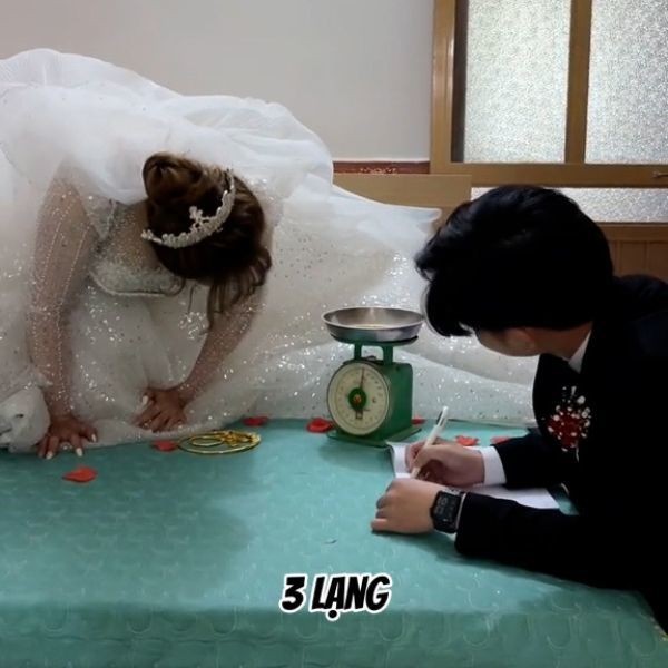 Chú rể và cô dâu hí hửng rủ nhau ngồi cân vàng gây bão-3