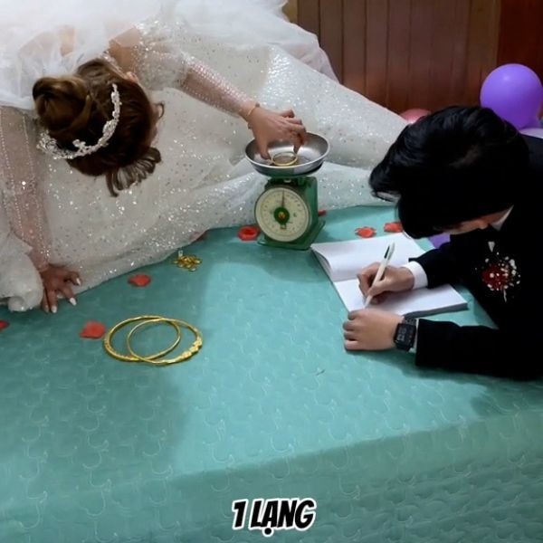 Chú rể và cô dâu hí hửng rủ nhau ngồi cân vàng gây bão-4