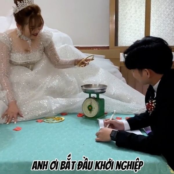 Chú rể và cô dâu hí hửng rủ nhau ngồi cân vàng gây bão-1