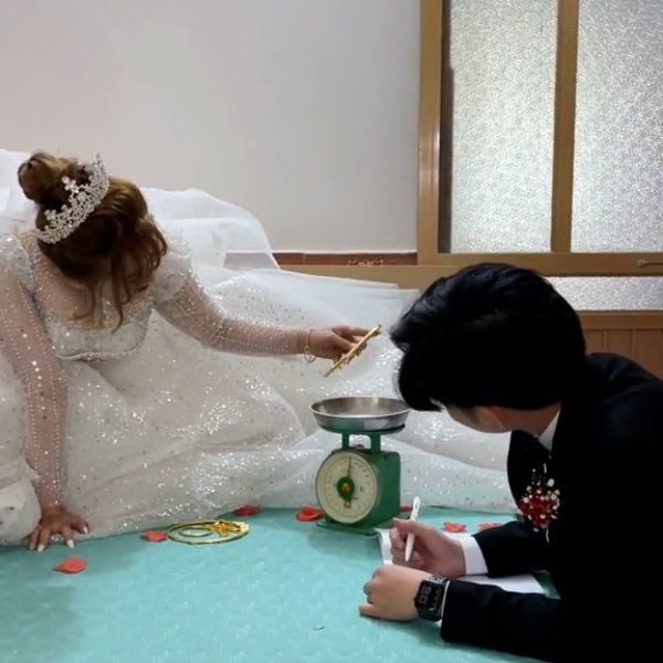Chú rể và cô dâu hí hửng rủ nhau ngồi cân vàng gây bão-2
