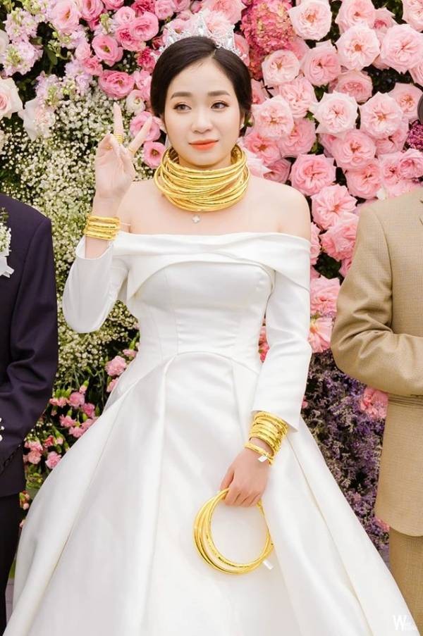 Chú rể và cô dâu hí hửng rủ nhau ngồi cân vàng gây bão-12