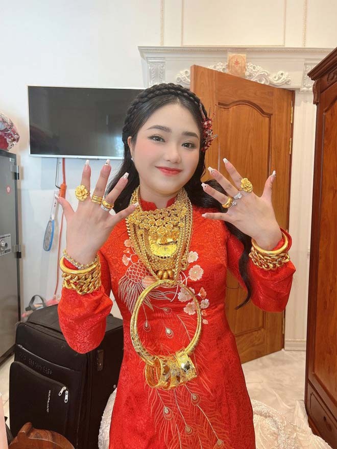 Chú rể và cô dâu hí hửng rủ nhau ngồi cân vàng gây bão-10