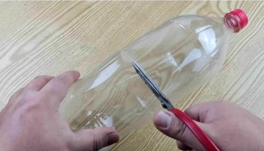 Cắt đôi chai nhựa để vào bồn rửa bát bạn sẽ thấy điều bất ngờ ai cũng muốn học theo-1