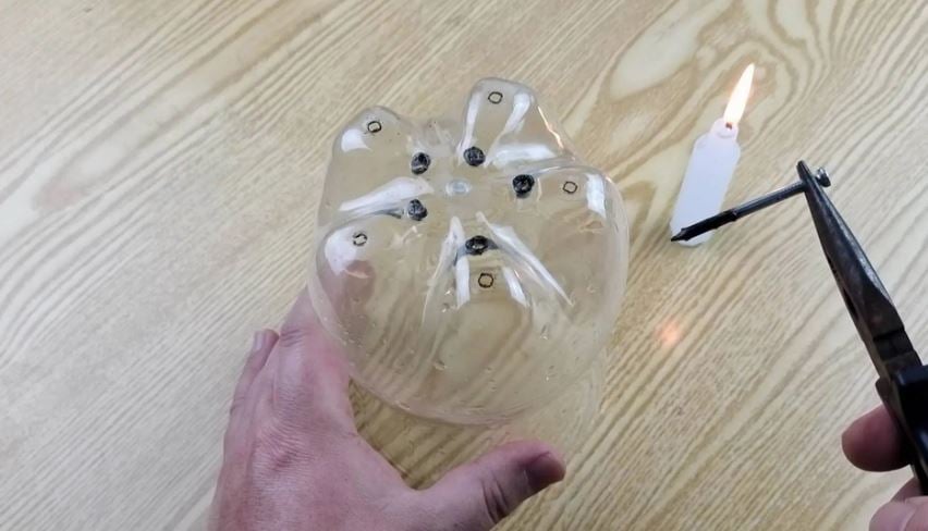 Cắt đôi chai nhựa để vào bồn rửa bát bạn sẽ thấy điều bất ngờ ai cũng muốn học theo-2