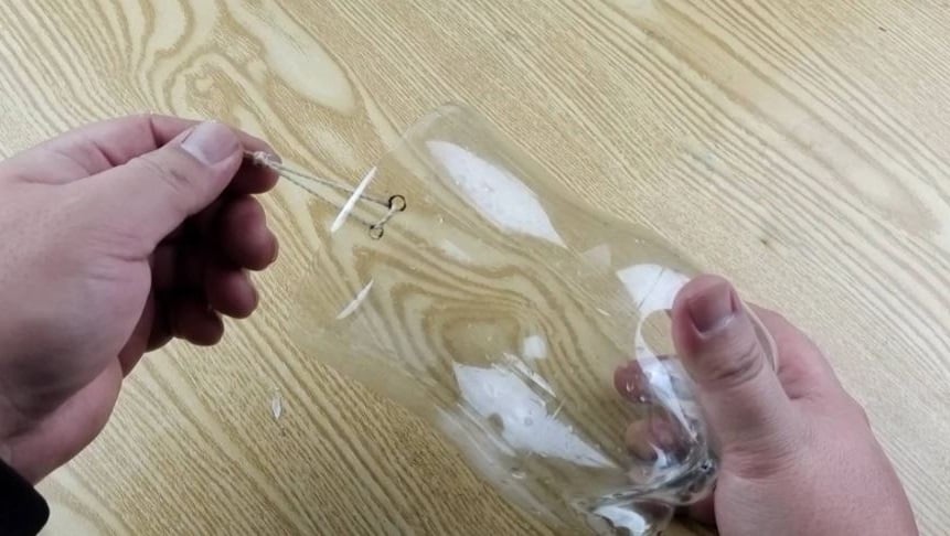 Cắt đôi chai nhựa để vào bồn rửa bát bạn sẽ thấy điều bất ngờ ai cũng muốn học theo-3