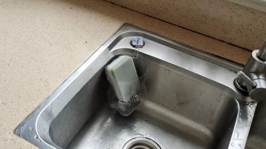 Cắt đôi chai nhựa để vào bồn rửa bát bạn sẽ thấy điều bất ngờ ai cũng muốn học theo-5