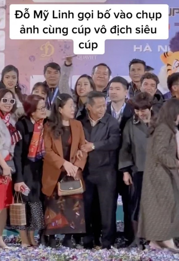 Đỗ Mỹ Linh lần đầu tình tứ khoác tay chồng giữa chốn đông người, hành động hiếu thảo với bố ruột ghi điểm đậm-10