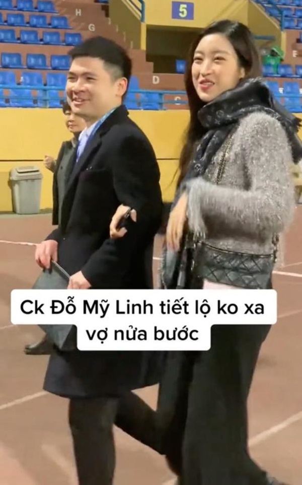 Đỗ Mỹ Linh lần đầu tình tứ khoác tay chồng giữa chốn đông người, hành động hiếu thảo với bố ruột ghi điểm đậm-4