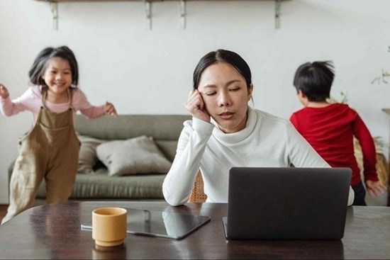 Bố nói: 'Chị phải nhường em', lời đáp lại của con gái khiến người bố không nói nên lời