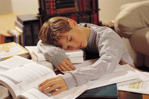 Làm sao để giảm bớt gánh nặng bài về nhà của con-1