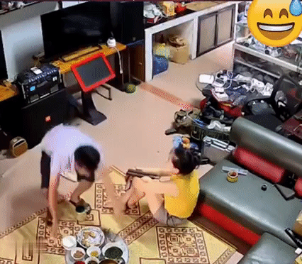 Ông chồng giây trước múa côn giương oai với vợ, giây sau đã khom người làm điều này khiến CĐM cười ngất-2