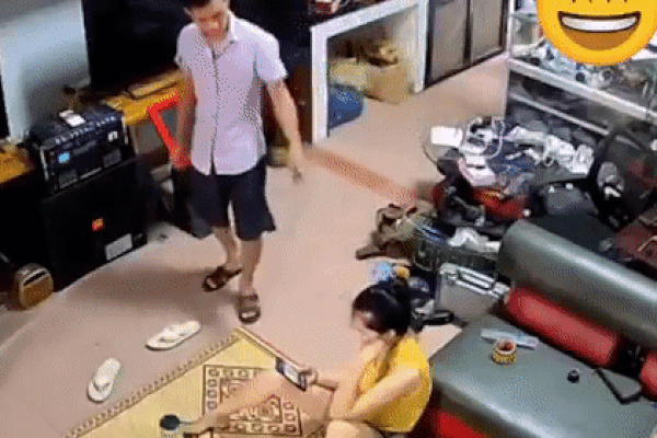 Ông chồng giây trước múa côn giương oai với vợ, giây sau đã khom người làm điều này khiến CĐM cười ngất-1