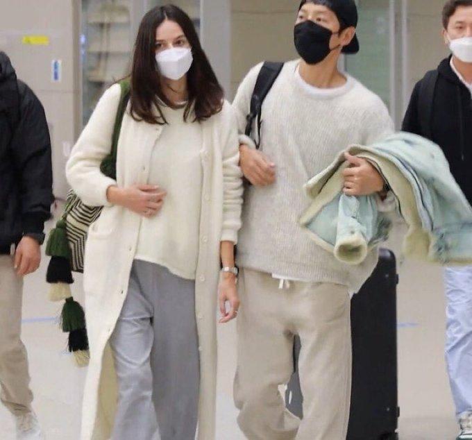 Vợ mới của Song Joong Ki nhiều lần bị chê mặc xấu, lôi thôi-6