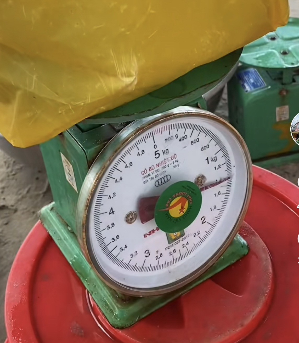 Thu giữ cân buôn bán hải sản gian dối, một cán bộ phường Mũi Né bị chặn đường hành hung-2