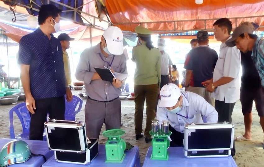 Thu giữ cân buôn bán hải sản gian dối, một cán bộ phường Mũi Né bị chặn đường hành hung-3