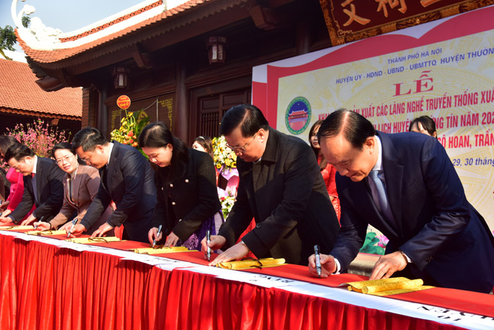 Bí thư Thành ủy Đinh Tiến Dũng kiểm tra dự án đường Vành đai 4 và dự lễ khai bút tại huyện Thường Tín-3