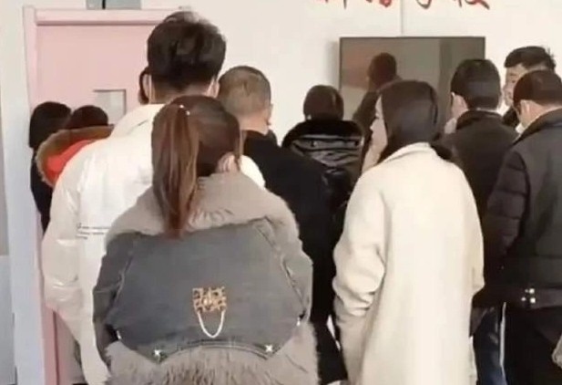 Cảnh xếp hàng để làm thủ tục ly hôn sau Tết Nguyên đán ở Trung Quốc-1