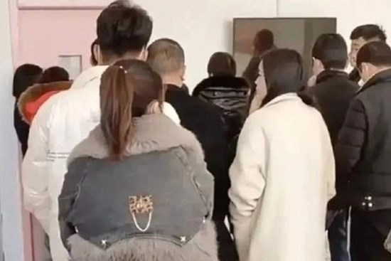 Cảnh xếp hàng để làm thủ tục ly hôn sau Tết Nguyên đán ở Trung Quốc