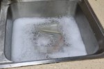 Bồn rửa lâu ngày bị tắc, chỉ cần đổ thứ nước này vào là có thể thông dễ dàng mà chẳng hề tốn tiền