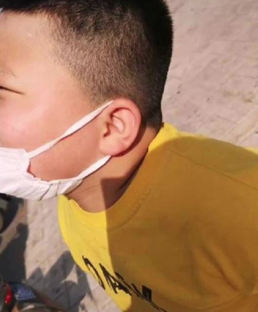 Con trai đổ lọ mực vào quần áo của hàng xóm, thay vì bao biện Trẻ nhỏ biết gì, bà mẹ này có cách xử lý xứng đáng nhận bằng khen-1