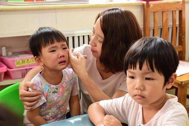 Con trai đổ lọ mực vào quần áo của hàng xóm, thay vì bao biện Trẻ nhỏ biết gì, bà mẹ này có cách xử lý xứng đáng nhận bằng khen-3