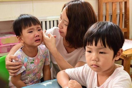 Con trai đổ lọ mực vào quần áo của hàng xóm, thay vì bao biện 