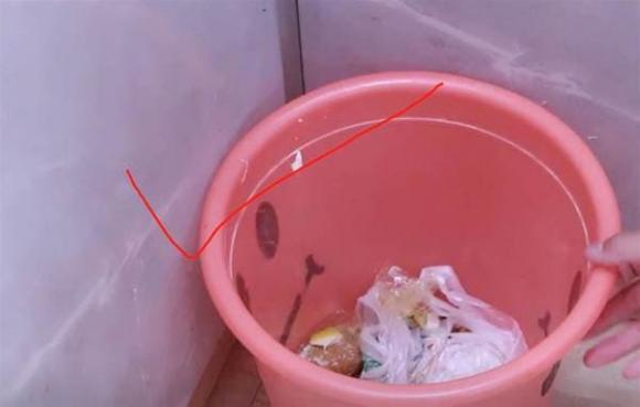 Dù điều kiện nhà có tốt đến đâu cũng đừng đặt thùng rác ở 3 nơi này, không phải mê tín đâu, hãy cất đi-1