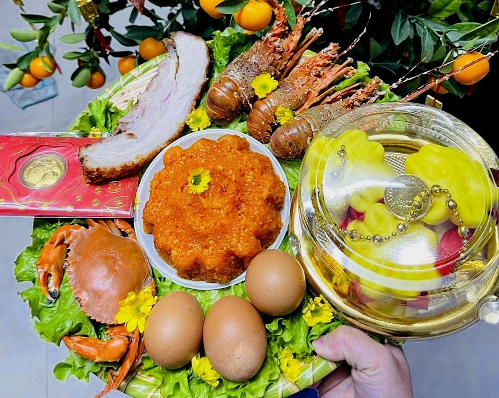 Mâm cỗ cúng Thần Tài tràn ngập tôm hùm, chủ hàng phải từ chối bớt khách-1