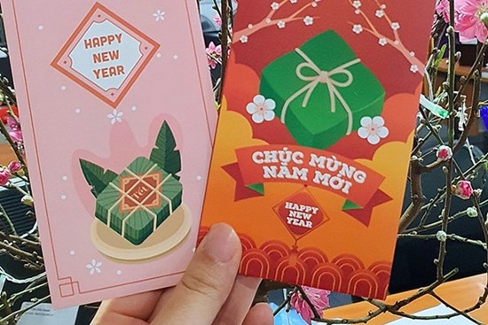 Buổi học đầu tiên sau nghỉ Tết, con tôi cầm về 1 gói đồ khiến bố mẹ muốn 