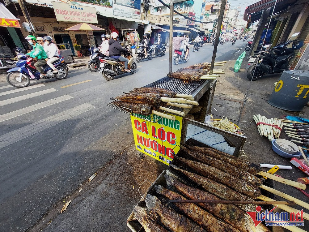 Bán cá lóc nướng cúng Thần Tài, quán vỉa hè chờ thu cả tỷ đồng trong một ngày-3