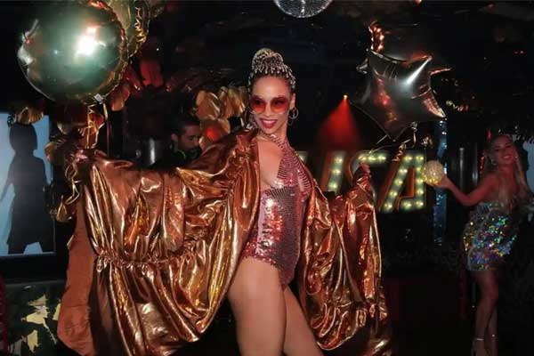 Công ty Anh cho nhân viên mặc đồ đi bar đến văn phòng-1