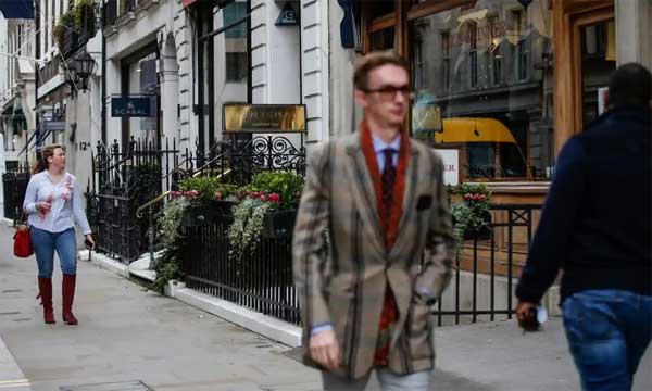 Công ty Anh cho nhân viên mặc đồ đi bar đến văn phòng-2