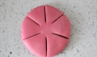 Bánh hoa đào may mắn: Bày mâm lễ ngày vía Thần Tài hay cúng ngày Rằm tháng Giêng đều rất hợp-8