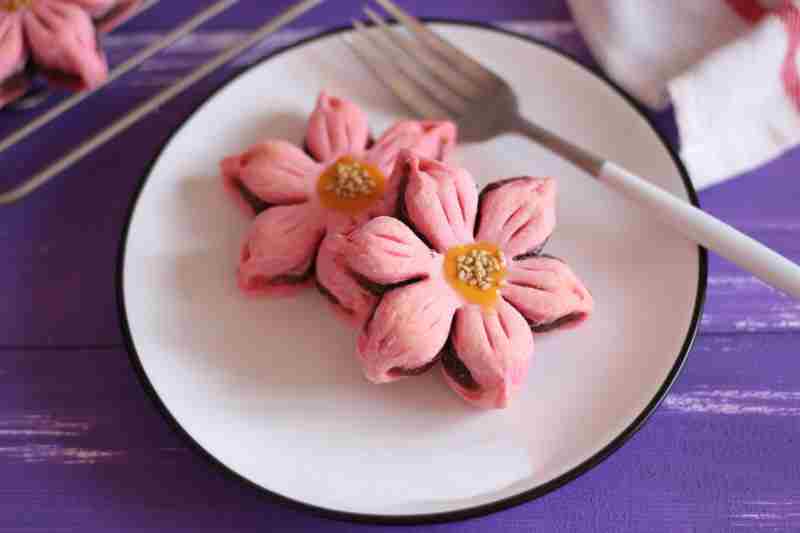 Bánh hoa đào may mắn: Bày mâm lễ ngày vía Thần Tài hay cúng ngày Rằm tháng Giêng đều rất hợp-12