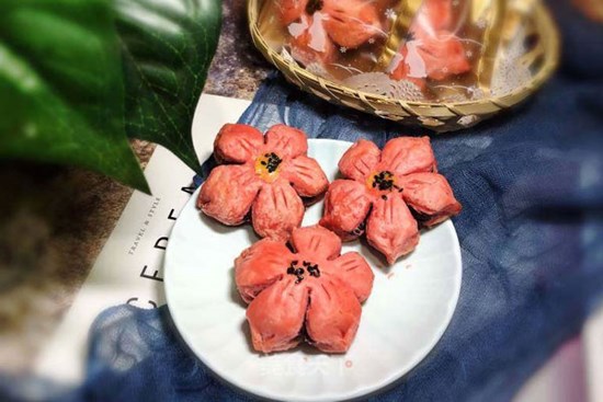 Bánh hoa đào may mắn: Bày mâm lễ ngày vía Thần Tài hay cúng ngày Rằm tháng Giêng đều rất hợp