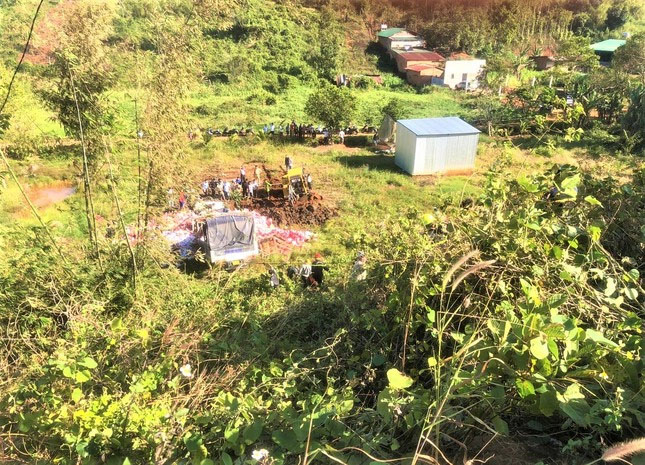 Xe chở hàng tạp hóa bất ngờ lao xuống vực, tài xế tử vong-1