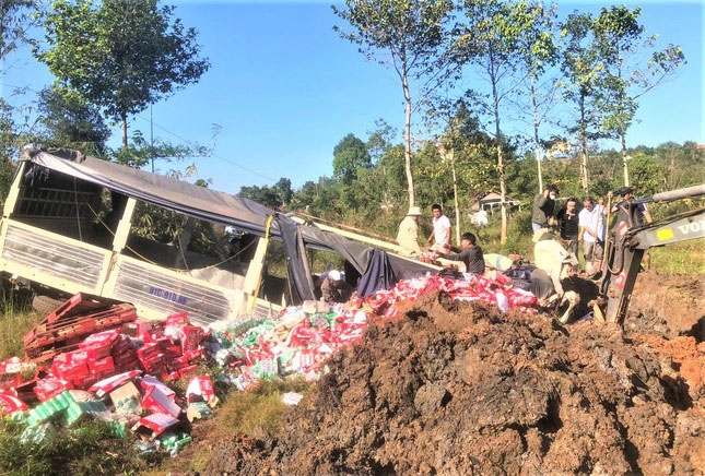 Xe chở hàng tạp hóa bất ngờ lao xuống vực, tài xế tử vong-2
