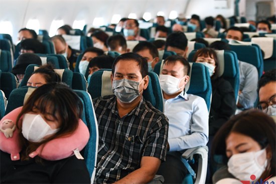 10 triệu đồng vé máy bay từ Hà Nội vào TP.HCM: Đi kiểu gì đỡ xót ví?