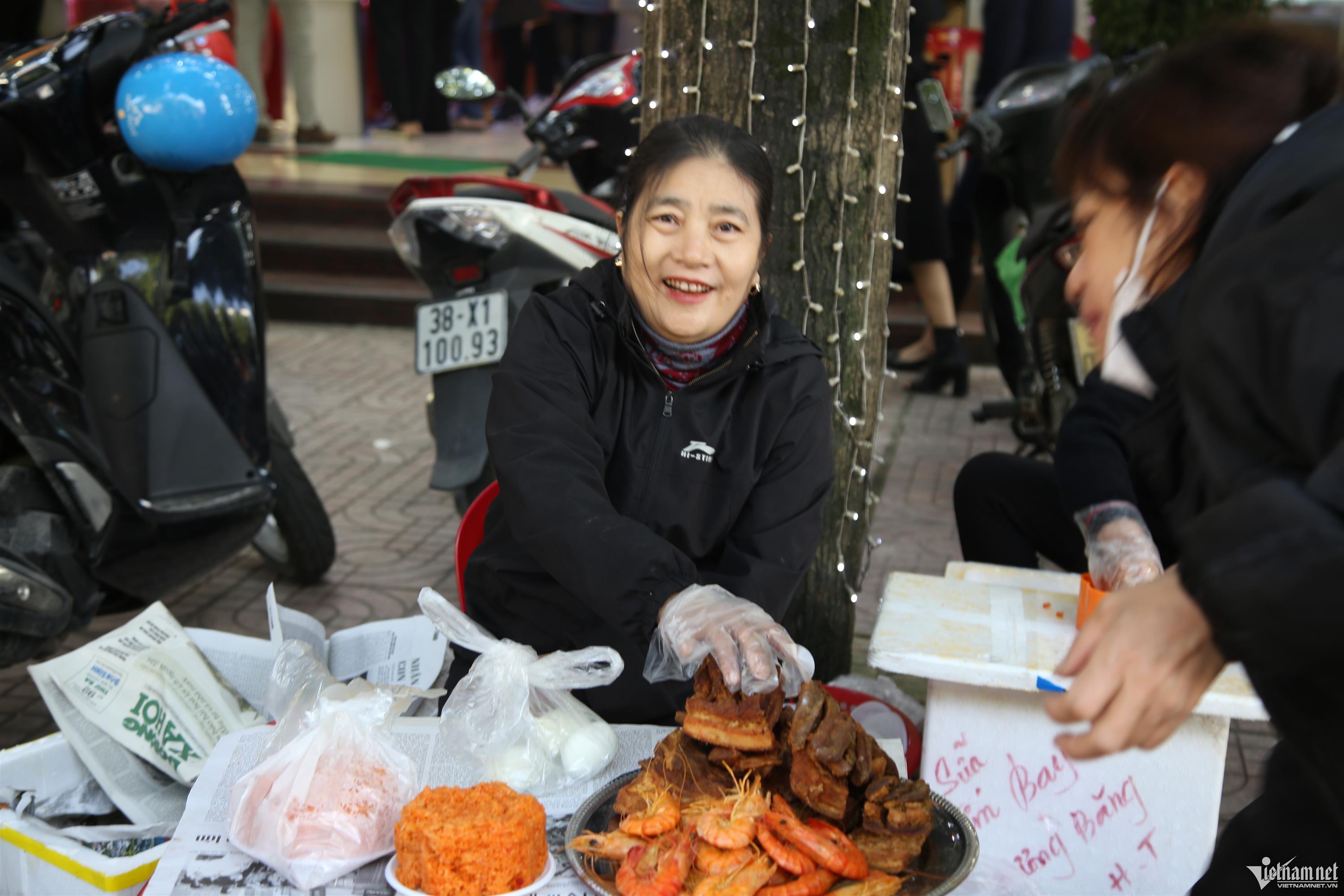 Bán xôi cúng Thần Tài cạnh hàng vàng, quán vỉa hè thu 50 triệu đồng trong buổi sáng-2