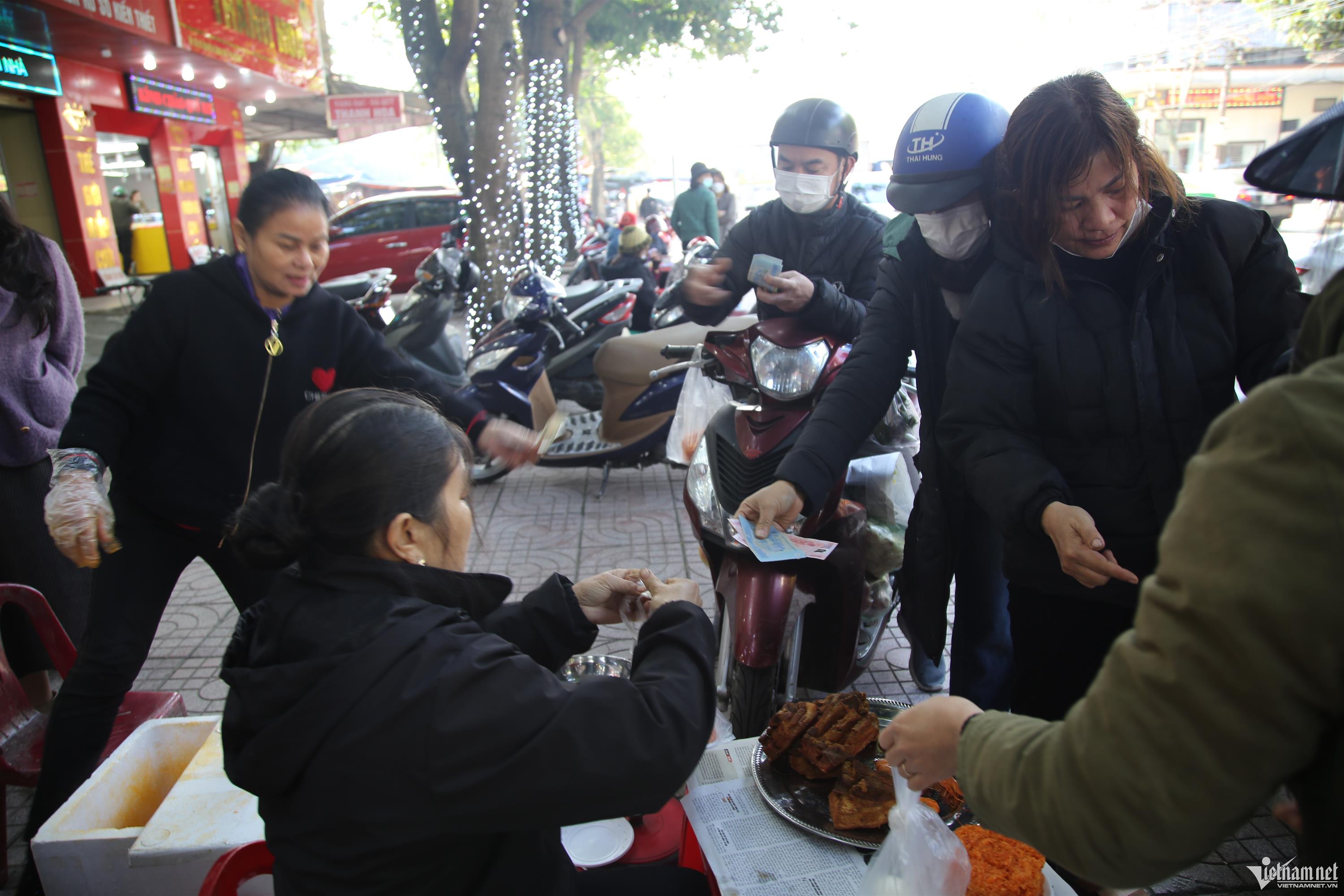 Bán xôi cúng Thần Tài cạnh hàng vàng, quán vỉa hè thu 50 triệu đồng trong buổi sáng-3