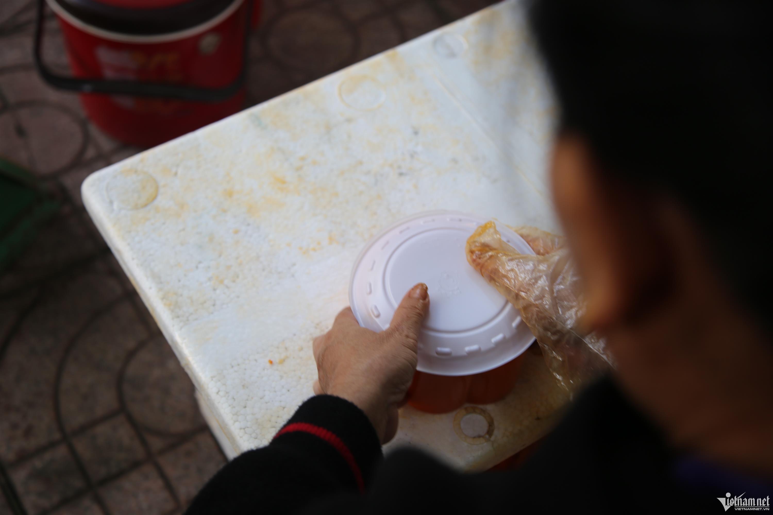 Bán xôi cúng Thần Tài cạnh hàng vàng, quán vỉa hè thu 50 triệu đồng trong buổi sáng-4