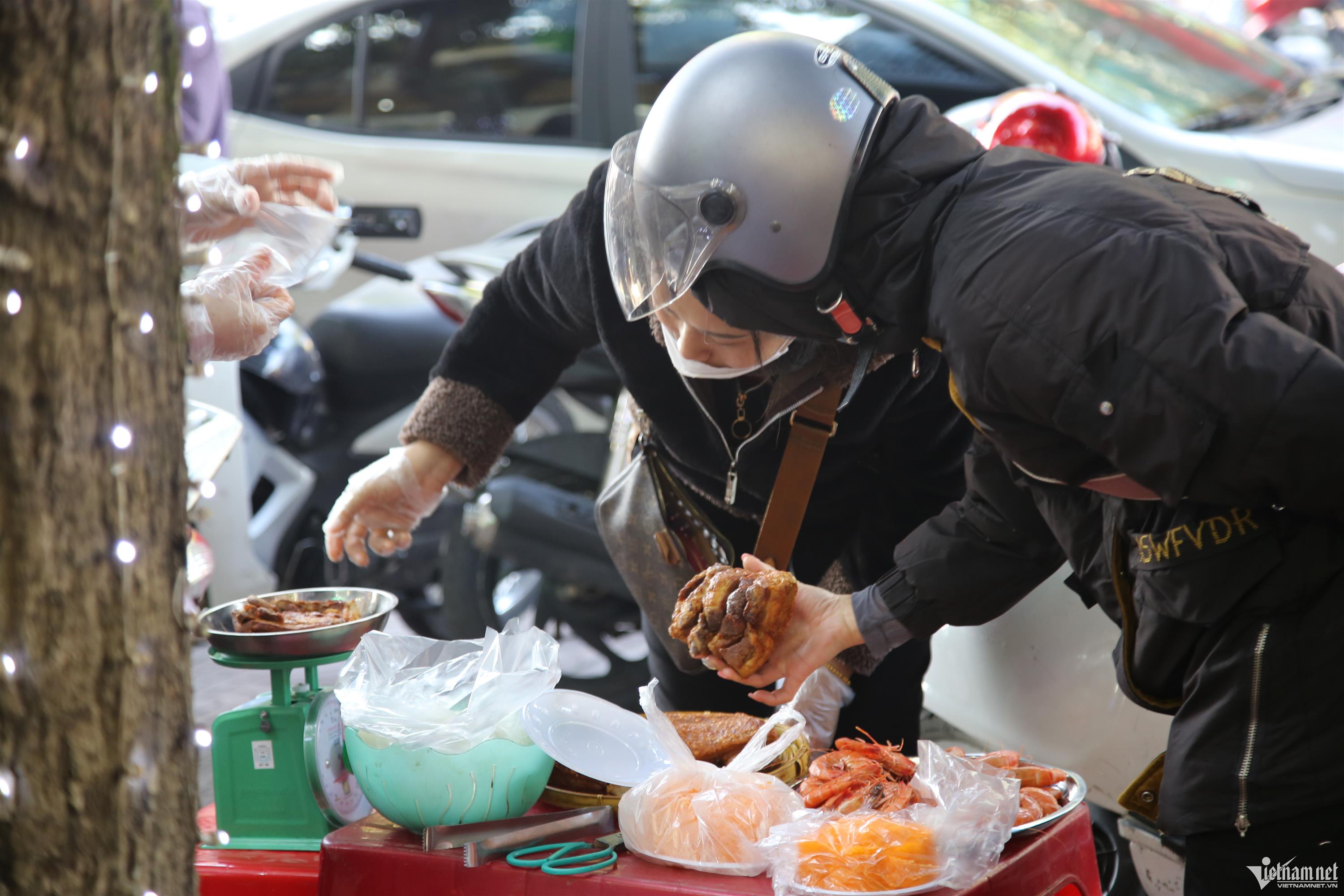 Bán xôi cúng Thần Tài cạnh hàng vàng, quán vỉa hè thu 50 triệu đồng trong buổi sáng-6