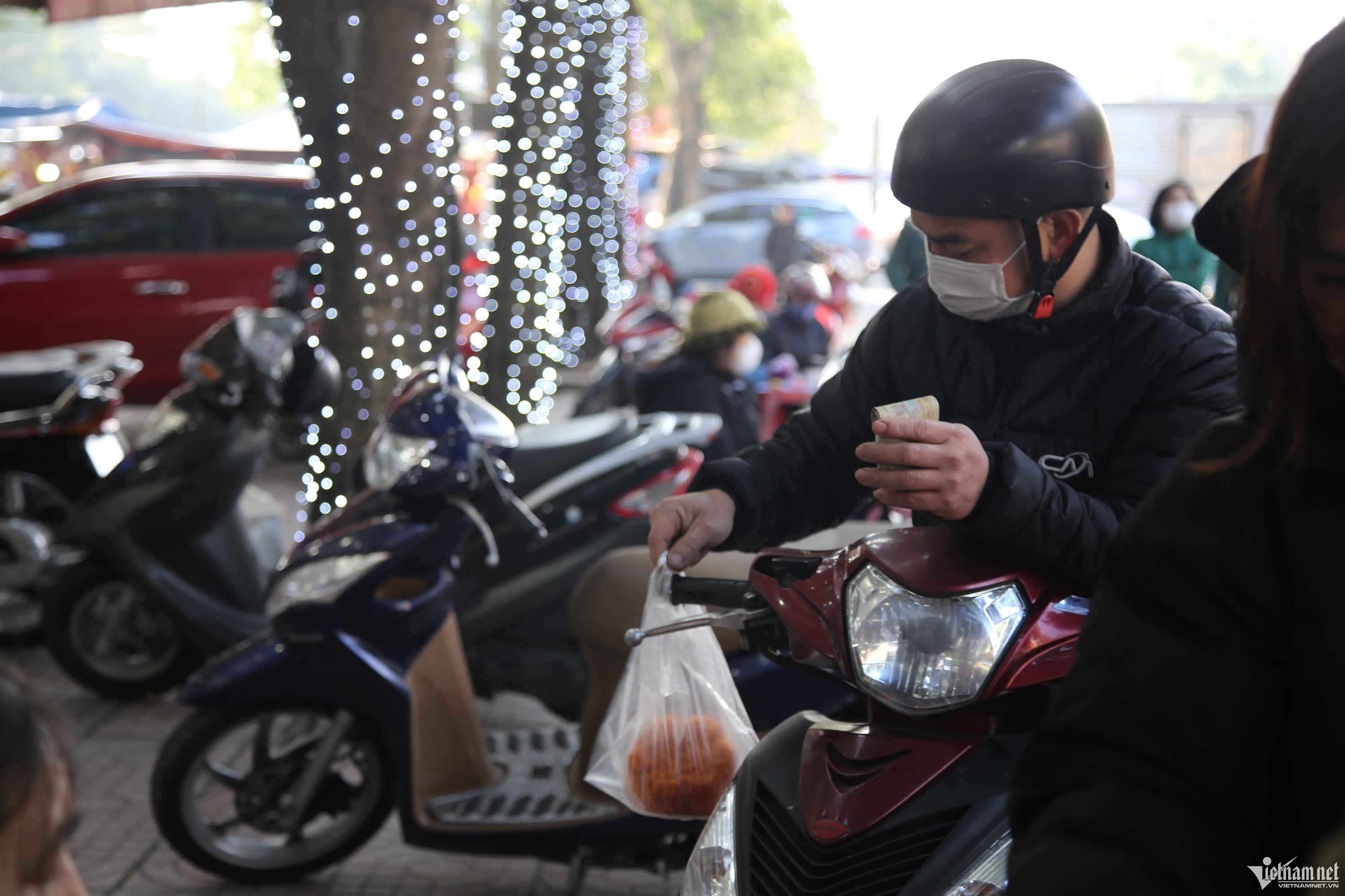 Bán xôi cúng Thần Tài cạnh hàng vàng, quán vỉa hè thu 50 triệu đồng trong buổi sáng-7