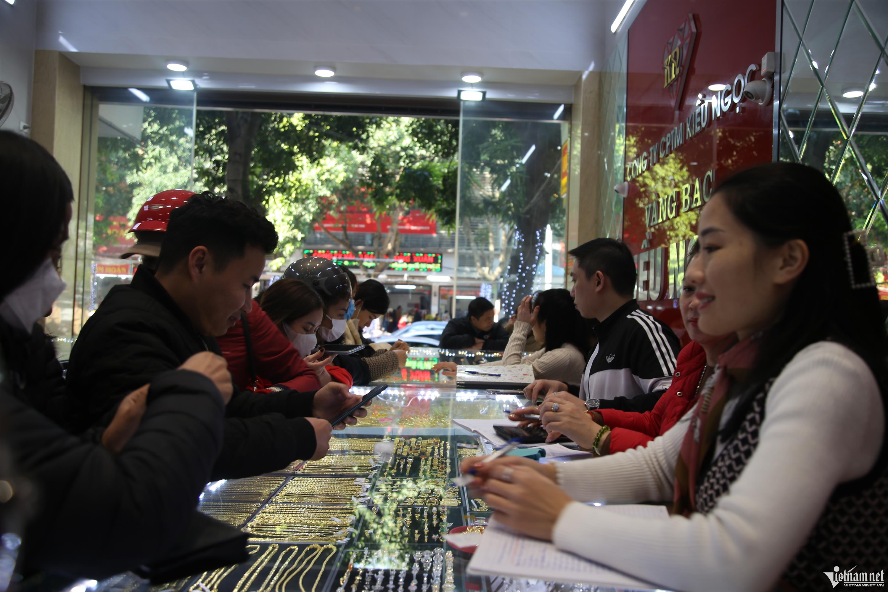 Bán xôi cúng Thần Tài cạnh hàng vàng, quán vỉa hè thu 50 triệu đồng trong buổi sáng-8